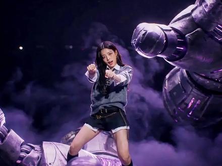 做 AI 偶像 MV 画面割裂、节奏拉胯、效果一言难尽? 如果我说这支炫酷的 AI 偶像 MV,我没动用剪辑大神,靠 AI 工具短时间就做出来,你敢信#ai教程 #ai创作工具 #ai虚拟偶像 #ai工具教程 #抖音创作者大会