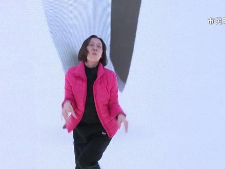 #新闻 #齐跳“企鹅舞”太松弛 最近,一个名为“高雅人士”的企鹅表情包走红网络,AI创作的各种“企鹅舞”也随之爆火。听说重庆有一个新晋打卡点,把“高雅人士”的“企鹅舞”搬到了线下。来,跟记者一起去一探究竟。