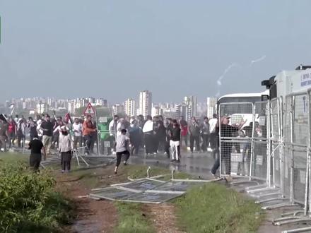 支持巴勒斯坦!布林肯到访前,土耳其民众冲击美军基地 #巴以冲突 #布林肯访问土耳其