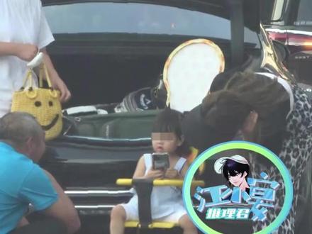 释小龙居然结婚了?妻子女儿被拍,妻子身材颜值不输何洁 #释小龙 #娱乐 #妻子