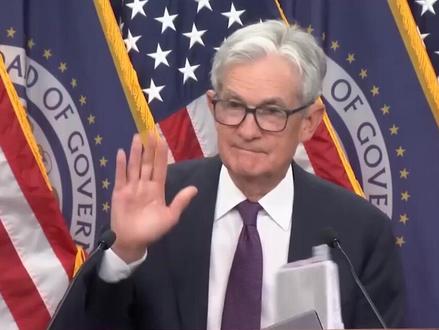 打破先例!鲍威尔留任美联储理事 现任美联储主席鲍威尔卸任后留任理事,打破美联储数十年先例。
4月29日,美联储结束两天的议息会议举行记者会。这是现任主席鲍威尔(Jerome Powell)主持的最后一场记者会,美联储如预期继续维持利率3.50%—3.75%不变。鲍威尔宣布,5月15日卸任主席后将继续留任美联储理事,打破数十年先例——过往主席通常在交棒后一并离职。
特朗普随即在社交媒体嘲讽称,“总是太慢”的鲍威尔留任是因为“在其他地方找不到工作”。
同日,参议院银行委员会以13比11通过继任者沃什的提名,此前,司法部针对鲍威尔的刑事调查于4月24日中止,为沃什提名扫清障碍。预计5月中旬全院投票。鲍威尔表示相信沃什能顶住政治压力,“他在听证会上作出了非常有力的陈述”。
财新注意到:本次会议有三位地区联储主席虽然支持利率不变,但反对“宽松倾向”。 释放出强烈的加息预警。