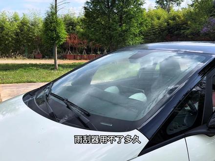 比亚迪车主一定要要学会的一项技能,就是自己更换雨刮器,自己更换很简单,选择也会更多,这款杜邦的碳钢雨刮,刮起来顺滑不异响,而且刮的还很安静,后期还可以只更换胶条,真的很不错#比亚迪#雨刮#雨刮器#雨刮器推荐 #汽车用品