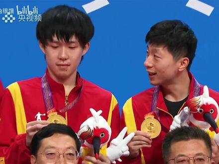 12岁坐在看台上给马龙加油
15岁击败马龙 升入国家一队
19岁世乒赛与马龙并肩作战
曾经那个追逐光的天才少年✨
如今也不负众望的成为了光✨
他的未来也充满着无限可能🇨🇳#王楚钦 #马龙 #国乒 #龙头组合 #抖音热门