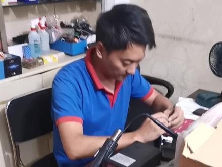 路虎发现神行维修后排USB接口,其实很多车型都可以单独维修的不用换总成总成,#请给手艺人一个关注双击支持