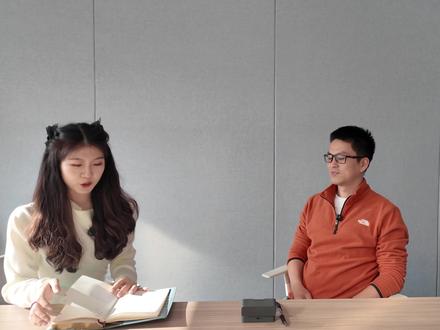 AI时代职业重构,你已经被悄悄换掉了吗? 在这期深度对谈中,我们邀请到某头部科技公司AI事业线总经理陈海彪,聊透几个扎心又关键的问题:
🔹 哪些工作AI永远抢不走?(答案可能和你想的不一样)
🔹 中国程序员的“裁员潮”何时到来?出路在哪?
🔹普通人如何用AI吃上时代红利?
📌 如果你也在思考:
我该学编程,还是先掌握“提示词”?
老板会给我情绪价值吗?还是我得自己成为“不可替代”的人?
万一被裁,我能靠AI单干吗?
欢迎在评论区留下你的答案或困惑!也许下一期,我们就聊它!
觉得有启发?别忘了 👍点赞 + ⭐收藏 + 🔔关注
#青年创作者成长计划 #AI #抖音知识
#创作者扶持计划 #职场