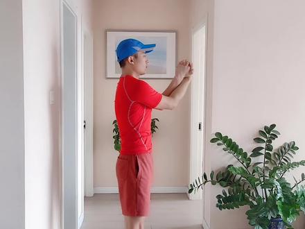 每天内外翻转手腕20下,疏通手臂经络,强健心血管