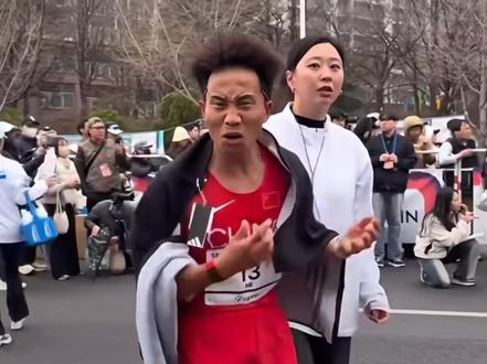 208还是207,跑错路竟成神操作 #马拉松 #首尔马拉松 #何杰 #丰配友 #马拉松记录