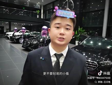 奔驰的销售在直播间力挺五菱:"你会去买五菱吗?五菱承载的是家庭,五菱承载的是生活,不要看不起五菱......也许他(奔驰)来时的路,也是从五菱走来的
五菱官方却留言:"感谢朋友们,祝你们以后都开大奔,不嫌弃的话奋斗这条路我陪你走。这才是真的格局,