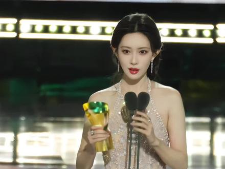 “孟姐又摔跤了:明年一定不会摔跤了”#星光大赏 #我为星光大赏打call #李昀锐扶了孟子义但没扶住 #孟子义