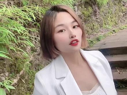 知道女生为什么穿吊带衣又爱捂住胸口。 吗?我今天就来告诉你是什么原因。是因为怕穷人看到又怕富人看不到。
#同城热门 #吊带 #爱笑的女孩