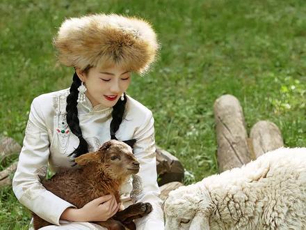 在内蒙古大草原上,去放羊不要太爽啦🐑草原写真#蒙古袍 #异域风情 #蒙古袍写真 #少女写真 #草原写真摄影