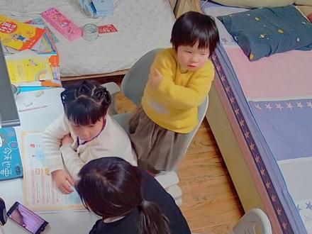 小二哭闹未达目的之后,说她要去打扰姐姐学习。这种人跟某些武装力量一样一样的,我干不过你就干你的小盟友。#小型生物 #亲子 #育儿 #姐妹 #内容启发搜索