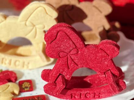 这个马年饼干的创意也太棒了!
最近真是被新年小马饼干包围了
这次这个就有点厉害了!
它真的能摇哎!!真的!!!
❤️Tips
底座和插片最好做5mm的,我做的4mm会有点松
身子做4mm就行,想要更稳固可以用巧克力把两片身子粘在一起
#真实生活分享官 #新年饼干 #马年限量版 #烘焙日常 #烘焙教程