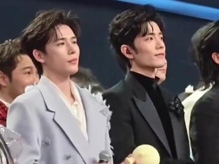 吓得紧急撤回一个纸巾,#肖战又在东方卫视2026贡献一个名场面