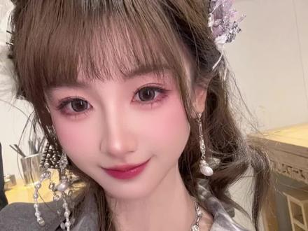 妆造花了2小时,吃鸭血粉丝汤花了5分钟。
#小寒国风节 #夫子庙秦淮灯会 #顾林 #逆水寒#阿要辣油啊 @小顾林x