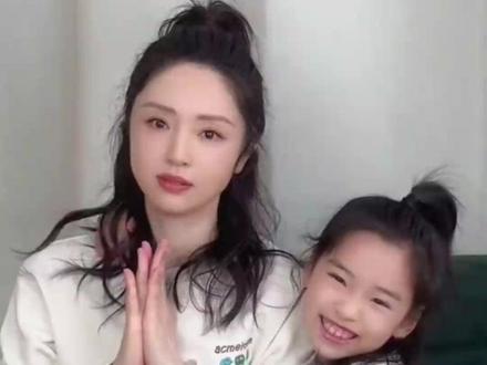 董璇和佟丽娅商量孩子上学,直言“老来得子”舍不得,“我不想让酒窝出国”#董璇 #小酒窝