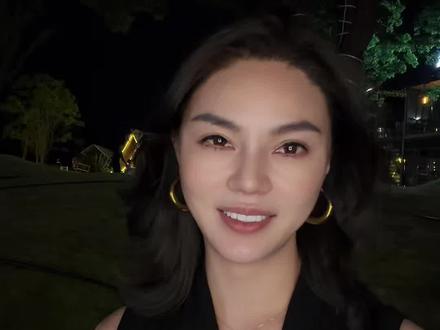 深挖《今夜正好》人物内心,才读懂当代男女真实的情感诉求
嘴上看淡情爱,实则都渴望一份纯粹又安心的陪伴
害怕受伤所以设防,满心期许又不敢奔赴
这进退两难的心境,是不是此刻的你
#今夜正好 #马思纯新电影 #电影观后感 #成年人的感情 #情感共鸣