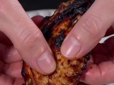 周六的快乐是这盘法式香草烤鸡翅给的!香迷糊了 适合西餐新手的一锅出,看起来很厉害,只要学会这几步。
比烤整鸡更简单的烤鸡翅!新手友好!
传统的法式烤鸡通常会泡盐卤或者是淋黄油上色,我把它简化为偏中式的蜂蜜水上色,更好操作,适用于新手。
#烤箱美食 #周末美食 #鸡翅的做法 #西餐 #懒人美食