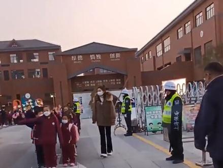 #上海市松江区佘山外国语实验小学,放学了,父母们都在领自己的孩子@抖音小助手