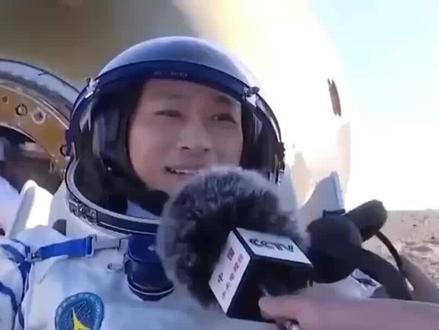 神22飞船返回舱着陆 “神二十二”飞船成功着陆!太空出差近7个月的航天员们,到家了!#神22飞船返回舱着陆 #中国航天员返回地球 #神舟二十一号载人飞行任务 #大国重器中国崛起 #科技强军中国力量