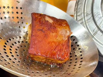 这谁顶得住啊‼️绍式小扣的肉香穿透屏幕了… 碗底刮干净!绍兴这道传统菜,连干三碗饭❤️
#美食 #绍兴 #抖音美食创作人 #美食教程 #家常美食