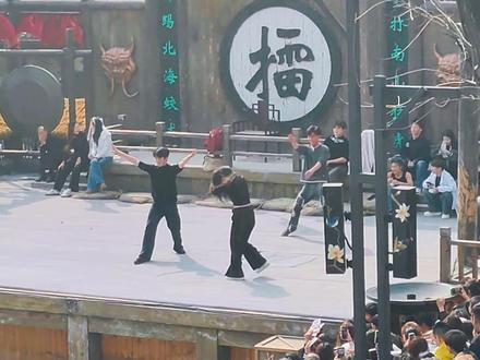 老嫂子斗舞连海选都这么精彩了。#万岁山老嫂子 #万岁山斗舞还是太有节目了 #万岁山完全是E人的主场#第三视角#万岁山武侠城