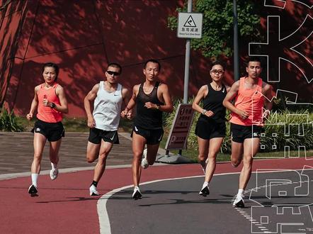 Nike Alphafly NEXT% 2 来了,
最速的跑者们也来了!
黑马、魔都三杰、女子国一跑者,
还有许多的高手们都上脚了 Alphafly NEXT% 2,
到底新鞋好不好穿,够不够快,看高手们怎么说吧!
他们跑得够快,我选择相信他们!
#跑野大爆炸#跑步#跑鞋测评#跑鞋测评