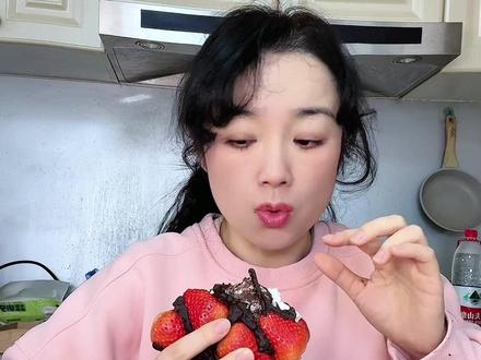 不用烤箱,有手就会,升级版莓果酸奶夹! #甜品美食 #草莓 #蓝莓 #干噎酸奶 #甜品