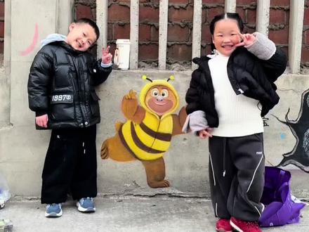 街头艺术-熊二 蹲在路边,被小朋友“点单”画熊二是什么体验?#vlog十亿流量扶持计划 #创作人计划 #熊出没 #陌生人的温暖 #治愈系