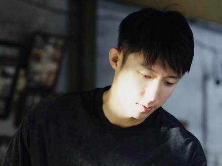 可是小满不知道的是爸爸也去世了 现在奶奶也离他而去 铁西城看似不大不小的地方 却藏着小满所有的牵挂和依靠 这里也留下了他和奶奶最珍贵的回忆 而大家也在代替奶奶爱着小满#黄景瑜张小满 #黄景瑜岁月有情时 #岁月有情时张小满