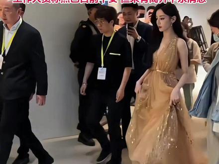 迪丽热巴被迫滞留迪拜,主持人李佳念公开发文称愿其平安(中国蓝新闻 今视频长天新闻)