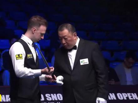 #斯诺克 特鲁姆普拿错球杆,希金斯上演温馨时刻