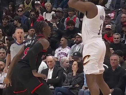老将经验!哈登外线三分造巴雷特犯规 #骑士vs猛龙G3 #NBA季后赛