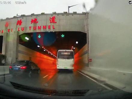 跟着141路进入仙霞西路地道