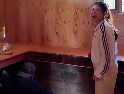 木工李哥为自己19岁小娇妻做梳妆台,米米高兴坏了,满意都是爱