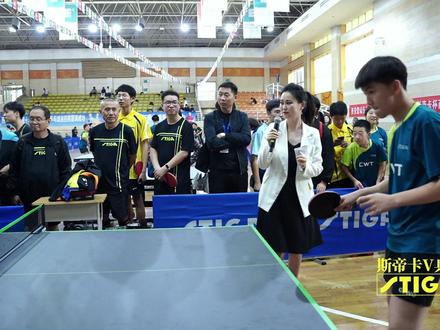 闫安教球友正手拉下旋球:重心先下去,找好停顿点再出手
