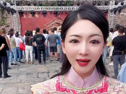 #西昌#主持人#火把节 这是我记忆当中的火把节 节日气氛最最浓厚的一次!西昌的各个景区 很多都举办了半个月到一个月的庆祝活动,歌舞表演,观众互动,篝火狂欢-达体舞。各位,明晚七点,不见不散~