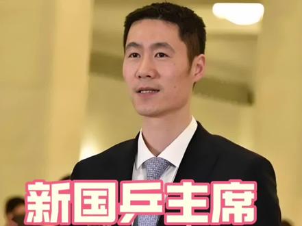 关注!王励勤当选国乒主席,国乒未来咋冲 #刘国梁卸任 王励勤当选乒协主席 #王励勤 #王励勤简介 #国乒 #刘国梁
家人们
今天必须唠唠国乒传奇
刚刚新当选中国乒乓球协会主席的
王励勤
他1米86的身高
站在球台前就是"人形挡板"
1978年生于上海
6岁摸球拍
15岁进国二队
1995年直接杀进国家队
天赋拉满
2000年悉尼奥运
和闫森搭档狂揽男双金牌
2001、2005、2007年
三连霸世乒赛男单冠军
把"大满贯"奖杯焊死在手里
右手横拍、弧圈快攻
凭借身高臂长的天然优势
正反手相持稳如泰山
对手见了都发怵
2014年退役后
他没离开热爱的乒乓球
从中国乒协副主席到上海乒协掌门
2025年当选中国乒乓球协会主席
继续带着国乒冲
这才是真正的国乒排面
respect