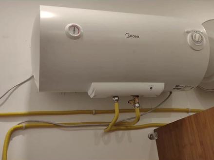 #热水器清洗 #家电清洗 #专业的事交给专业的人 #专业安装 两台电热水器串联安装。,电热水器串联安装的好处。