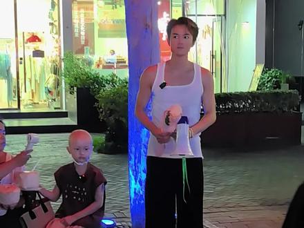 偶遇明星吴克群在印象济南做公益