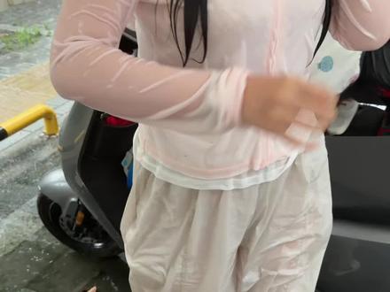 贺涵,你在哪来?我的鞋不能沾水,给我送个雨披来~
#贺函你在哪 #下雨天