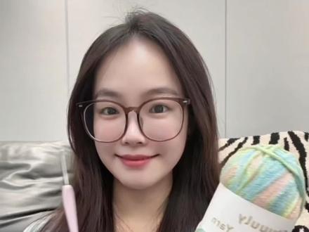 涂鸦线新颜色~溪槿✨一团线一小时就可以搞定一个手机包
线材 Stuuuly 涂鸦线
色号 溪槿
钩针 3.0
#织女的日常 #手工diy #包包 #手工钩织 #手工编织