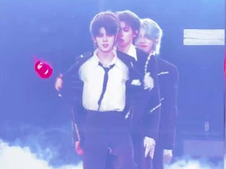 TOP任劳任怨一整年发现自己挣的还没数据组集资集的多#top登陆少年 #时代峰峻 #tf家族