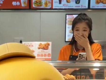 @奶龙 看看我们的合拍吧 #AI奶龙蹦跳买鸡腿 #抖音ai创作