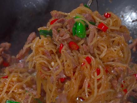 炒肉丝怎么做 71108e26176bcd04ad6bdaeb8aec542c~tplv-dy-resize-origshort-autoq-75:330.jpeg?x-expires=2015791200&x-signature=s7rXULJ9HsgBdTFEbft2TAw0Vbk%3D&from=3213915784&s=PackSourceEnum_AWEME_DETAIL&se=false&sc=cover&biz_tag=pcweb_cover&l=202311200618462080DAF48AB6D64A0917