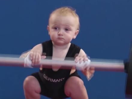 萌娃单手举重,是有点子拽在身上的 #冰雪2022 #人类幼崽 #冬奥会