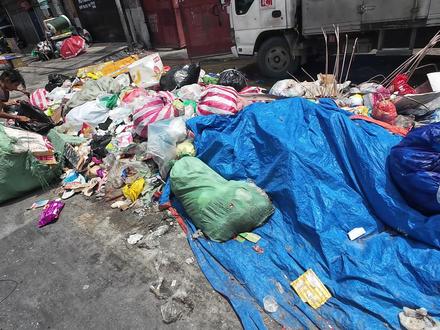 吃垃圾 住在垃圾堆里 每天都在死亡边缘徘徊 当生存都是奢望 他们还能做些什么?在菲律宾最大贫民窟的一天 我的认知崩坏了#环球旅行 #菲律宾 #东南亚 #交换世界计划 #青年创作者成长计划
这期视频在剪辑的时候我又反复看了很多遍 虽然是我拍的 但是我真的很难想象 2025年了 这竟是真实存在的
由于找了向导的缘故 时间有限 所以这期视频只是大概的介绍了happyland和smokey mountain
下期视频我将会深入的探索这里 深入贫民窟 采访当地人 拍摄当地人家庭 居住环境 无意误入红灯区 被红灯区女孩儿吃豆腐 亲手制作并品尝著名的二手炸鸡pagpag 从垃圾里回收来的食物
最后有什么对视频的拍摄 剪辑建议和想法 可以分享在评论区 求三连求关注 油管微博同名