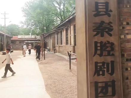 一秒穿越进电视剧《主角》
剧组拍摄地风雷影视基地游玩攻略 。地址位于长安区石砭峪山脚下,是原来的老工厂风雷仪表厂改建。导航西影风雷影视基地即可到达。可以提前团购好门票,到了直接刷码入内。园区门口有私人停车场,10元一天. 公共交通:可以乘坐地铁2号线到常宁宫站B口出,打车十几元就到。#真实生活分享计划 #电视剧主角 #乡村文旅打卡 #主角 #西安周边游