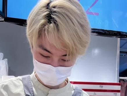 安徽合肥特色特色卡旺卡 安徽特色卡旺卡被称为奶茶界的海底捞,如果你觉得不好喝,他就可以重新帮你做,当然大家不要卡bug,然后的话卡网卡里面这个小哥很帅,他知道我是外地来的,他还问我有没有什么旅游的玩的线路和想吃的东西,他给我去做了,推荐,最后还给我送个冰箱贴,总的来说买考完卡的人还是挺多的,陆陆续续不断,然后卡网卡的店铺也非常多,我感觉用了战术里面的三角战术就是走个几百米就会有一家店,而且是一个三角形的开店方式,因为让你不会错过卡网卡,真的很厉害,喝起来的话是喝的,他们推荐的什么全黑麦还是什么东西的奶茶也觉得还可以,他里面有榛果,而且喝起来是那种不甜腻的感觉,就是他是有甜味,但是他不甜腻,这个是非常不错的,总的来说的话,而且他的店铺具有特色,好像每个店铺都有一些装修不同的风格,那种感觉服务好奶茶不错,人也比较客气,总来说是一家很棒的奶茶店。#卡旺卡 #暴富逛遍中国