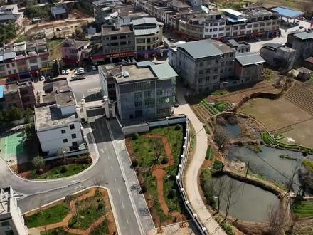 地理位置:位于于都县中北部,毗邻县城,距县城13公里,倚于银公路之交通,拥梅江润乡之水利,区位优势得天独厚。
面积与人口:截至2017年末,岭背镇面积141.2平方千米,其中耕地面积28655亩,人口64400人,辖26个行政村和1个居委会。
资源:境内有金、银、钨、铜、铅、锌、陶土、石灰石、煤等10余种矿产和丰富的水力资源,现已开发金、银、铅、锌等矿产,建设水电站5座,装机容量886千瓦。
经济发展
农业:素有“柿子之乡”美称,重点培植了脐橙、大盒柿、奶牛、商品鱼、蔬菜瓜果等五大农业特色产业,形成了多个相对集中的特色农业产业基地。2024年,岭背镇甜柿产业园发展良好,带动了村民增收致富。
工业:在整合柿产品加工、家具制造、弹棉机械、针织制衣、有色金属开采等传统产业的同时,积极培植新兴工业产业,利用矿产资源优势,吸引企业进入,发展壮大矿产开采和加工业。
城镇建设
圩镇规划:聘请市城市规划设计院编制了禾溪埠圩东区详细性规划,圩镇面积由原来的1.5平方公里扩大到3平方公里,拓宽了圩镇建设框架。
基础设施:投入400余万元资金用于圩镇基础设施建设,硬化开通平安大道和禾溪埠东区街道、建设平安大桥、垃圾填埋场等,新增路灯、垃圾箱及垃圾中转站等,种植街道树,收储土地,初步形成“一河两岸、两圩合一”的岭背城镇建设新格局。
乡风文明
移风易俗:突出抓好党员、干部,组织党员干部及家属带头签订《移风易俗承诺书》400余份,并严格执行报备制度。通过“文明家庭”“道德红黑榜”“身边好人”等评选活动,表彰低彩礼(零彩礼)家庭,挖掘移风易俗先进典型。
村规民约:全镇27个村(居)结合实际制定了通俗好记、易行管用的村规民约和红白事操办公约,引导、规范群众操办婚丧事宜,实现村民“自我管理、自我教育、自我监督”。
红色文化与旅游
红色文化:1934年10月14日,红三军团部分兵力抵达黄金潭码头渡口,当地渔民无偿提供渔船帮助红军渡河,向于都县城集结,踏上长征之路。
旅游资源:黄金潭社区以码头文化为依托,建成古色和现代两大区域,有黄金潭码头文化广场、清水栈道、游步道等,还开发了梅江漂流、水上冲锋艇、儿童乐园、沙滩足球等项目,带动了地摊经济、餐饮经济发展。#记录家乡美景 #无人机航拍 #评论区看看你们的家乡 #航拍家乡 #山美水美家乡美